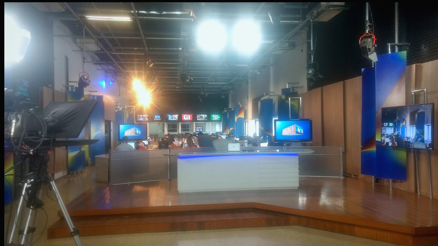 Práctica de debate en un estudio de televisión con cámaras reales